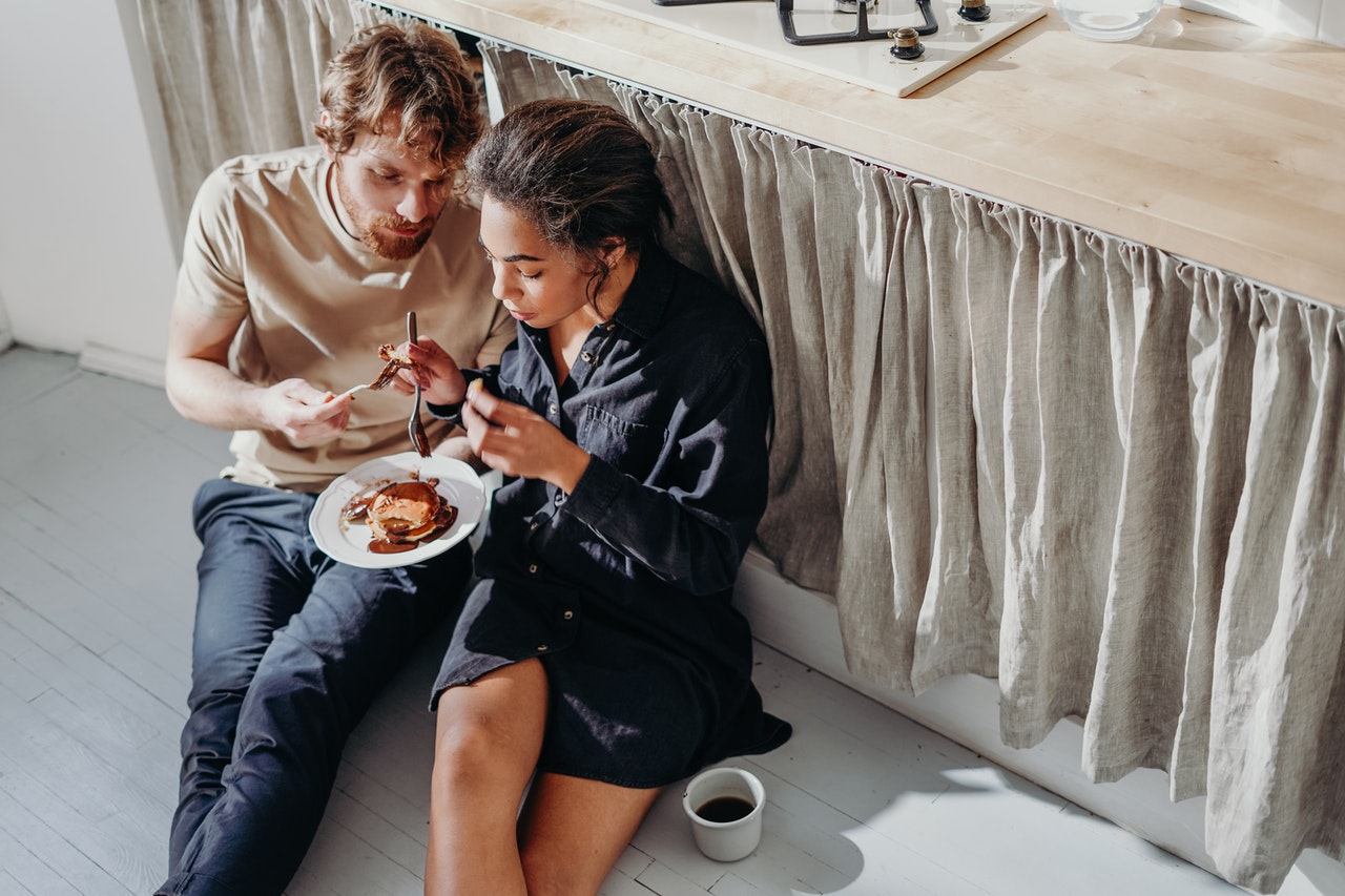 boyfriend and girlfriend eating together