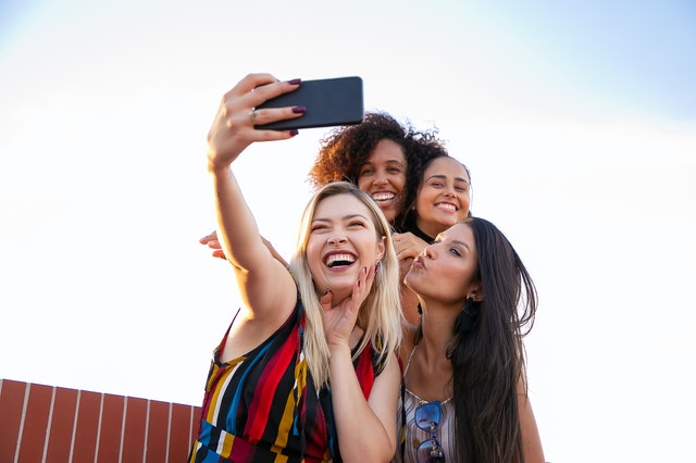 friends taking instagram selfie